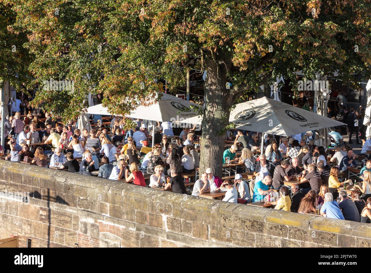 Die Menschen feiern den Maritime Day - Maritime Woche in Cafés und Bars auf der Schlachte - der historischen Uferpromenade an der Weser, Bremen. Stockfoto