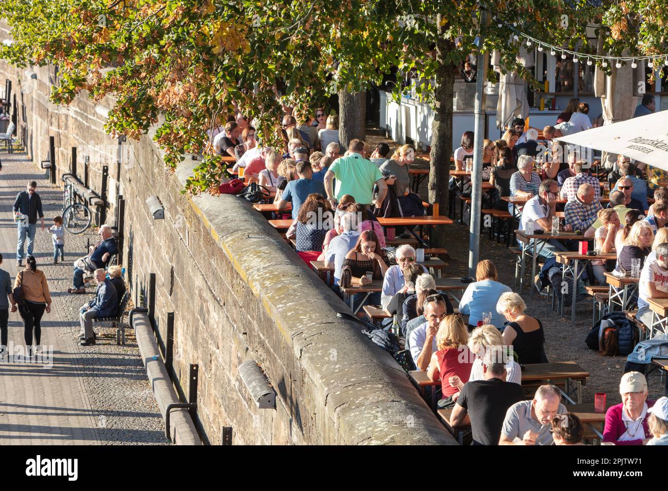 Die Menschen feiern den Maritime Day - Maritime Woche in Cafés und Bars auf der Schlachte - der historischen Uferpromenade an der Weser, Bremen. Stockfoto