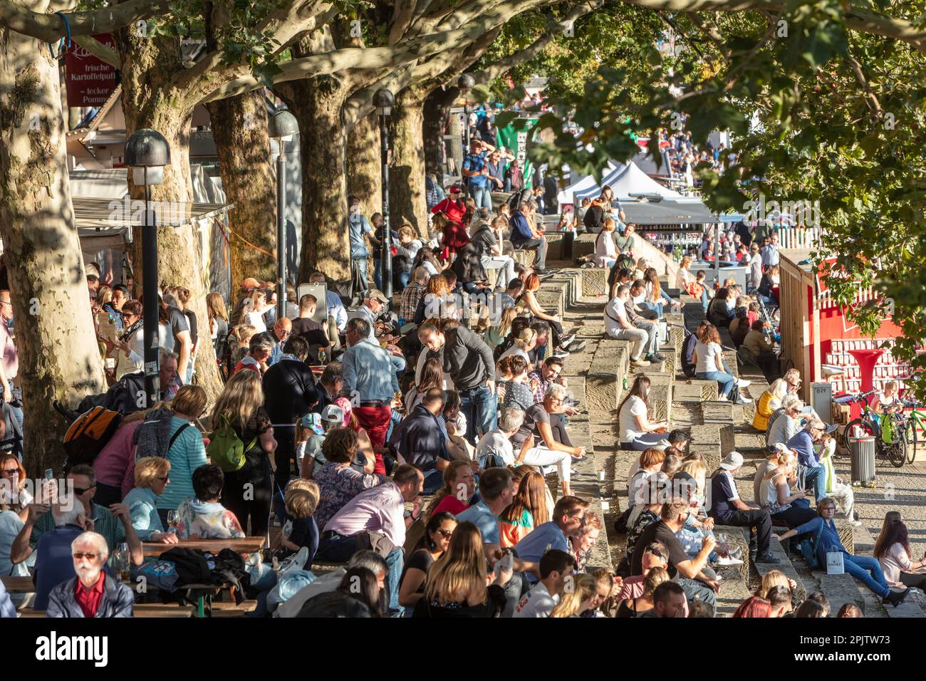Die Menschen feiern den Maritime Day - Maritime Woche in Cafés und Bars auf der Schlachte - der historischen Uferpromenade an der Weser, Bremen. Stockfoto