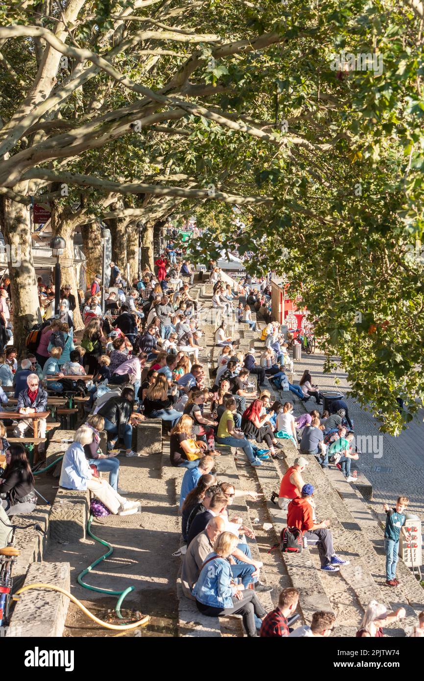 Die Menschen feiern den Maritime Day - Maritime Woche in Cafés und Bars auf der Schlachte - der historischen Uferpromenade an der Weser, Bremen. Stockfoto