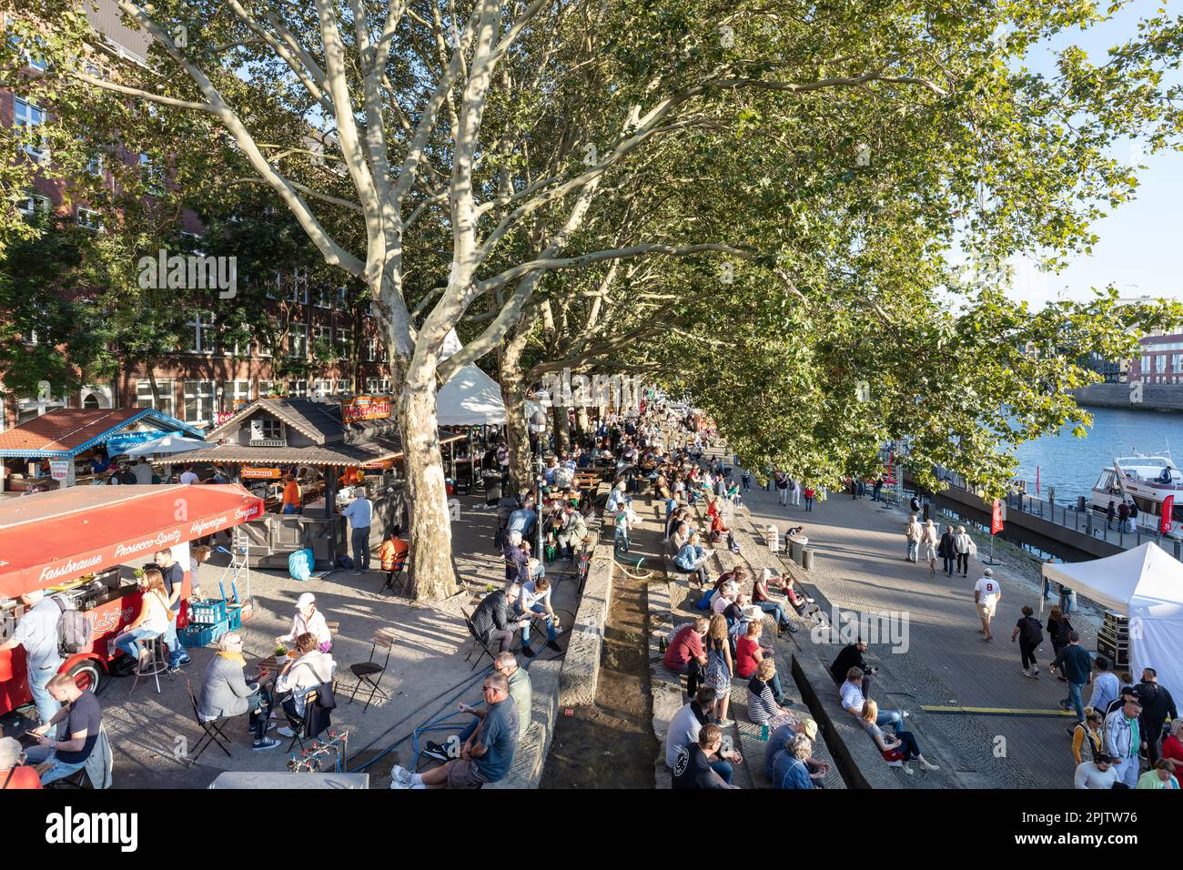 Die Menschen feiern den Maritime Day - Maritime Woche in Cafés und Bars auf der Schlachte - der historischen Uferpromenade an der Weser, Bremen. Stockfoto