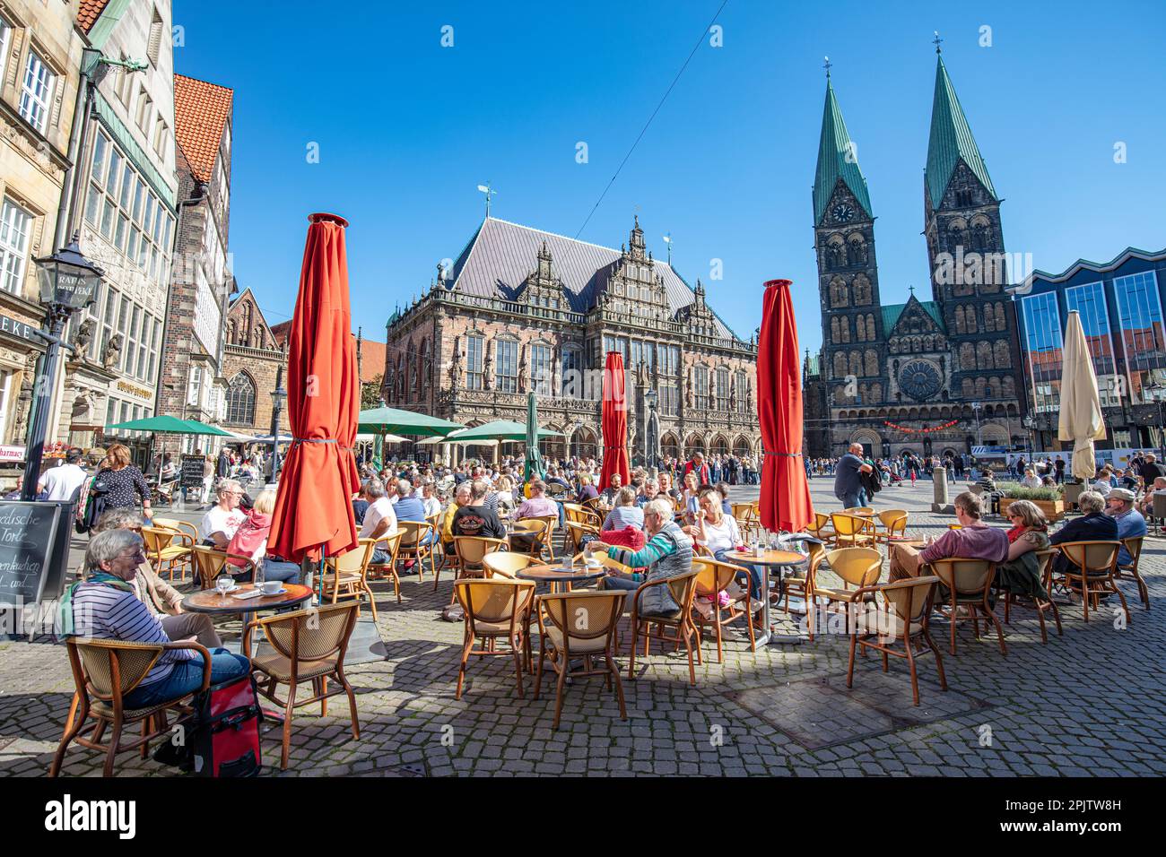 Leute in Cafés auf dem Bremer Marktplatz Marktplatz am Markt. Zentrum