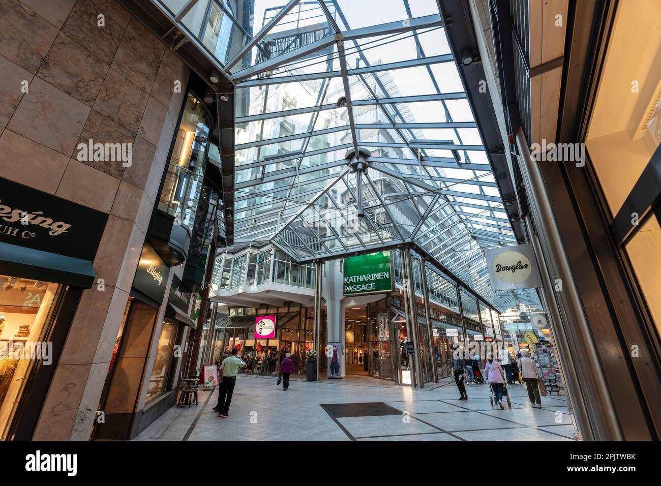 Im Inneren der Katharinen Passage, einer Einkaufspassage mit Geschäften, Restaurants und Cafés im Katherinenklosterhof in der Altstadt von Mitte. Bremen. Stockfoto