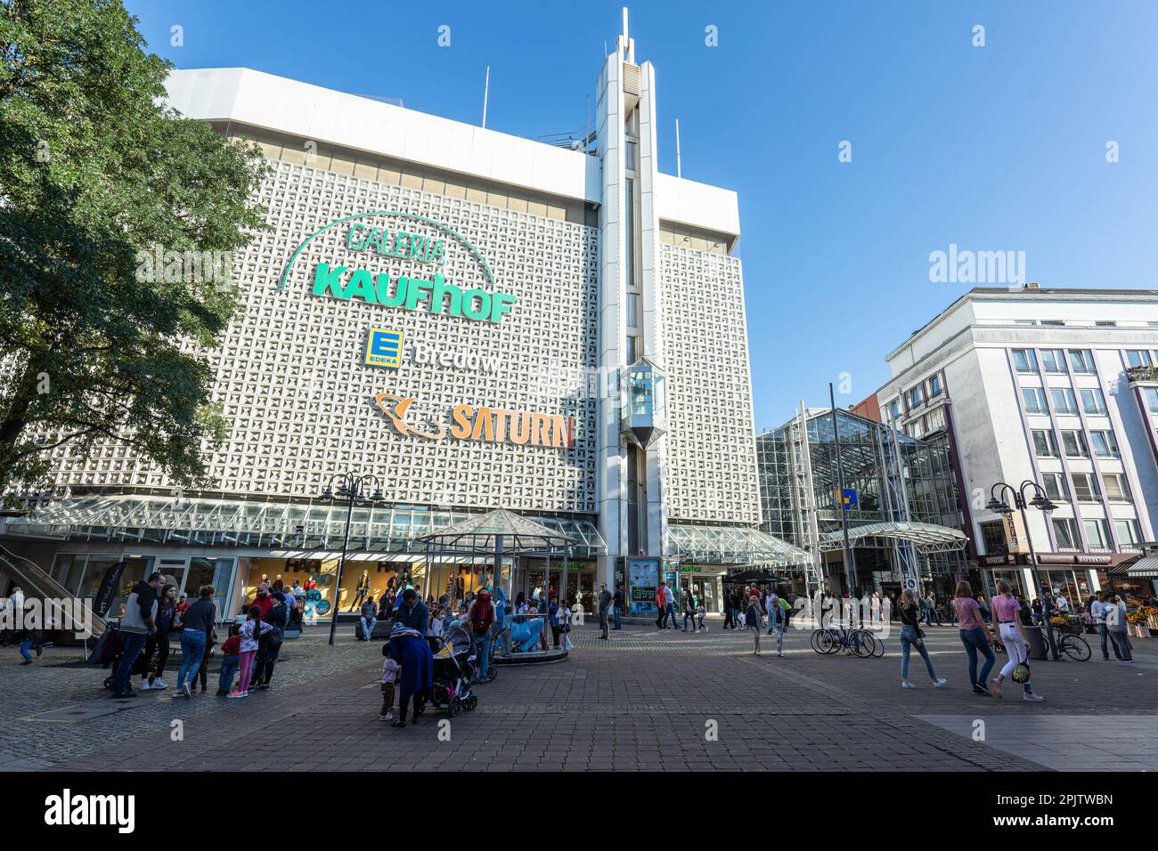 Galeria Kaufhof, Kaufhaus und direkter Eingang zur Lloyd Passage, Einkaufspassage in der Altstadt Mitte, Altstadt vom Hanseatenhof aus gesehen. Bremen. Stockfoto