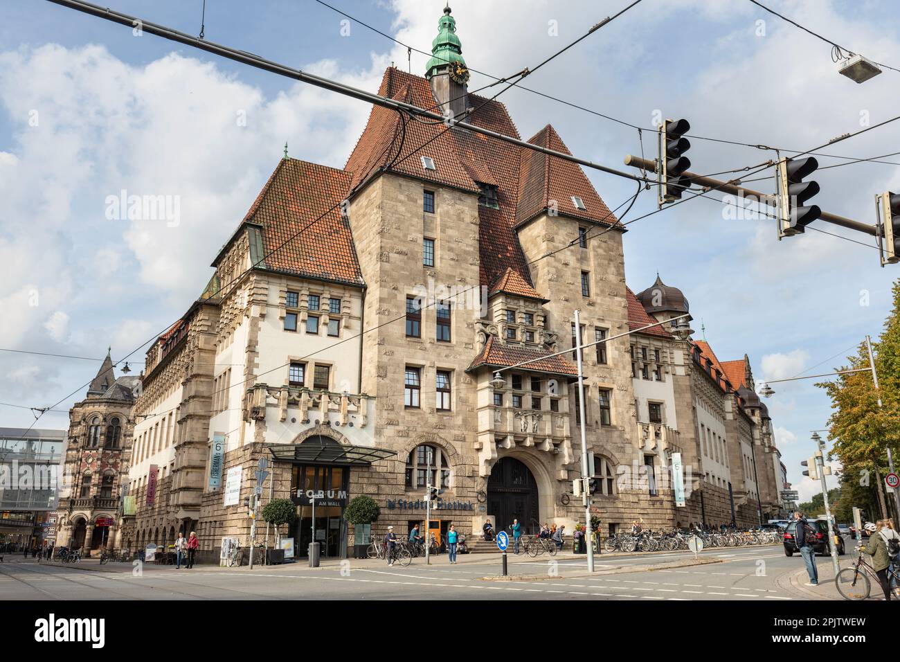 Bremer Stadtbibliothek, Restaurants, Einkaufspassage und Gerichte im ehemaligen Polizeipräsidium, auch Wall Forum (Forum am Wall) genannt, aus dem Jahr 1908. Stockfoto