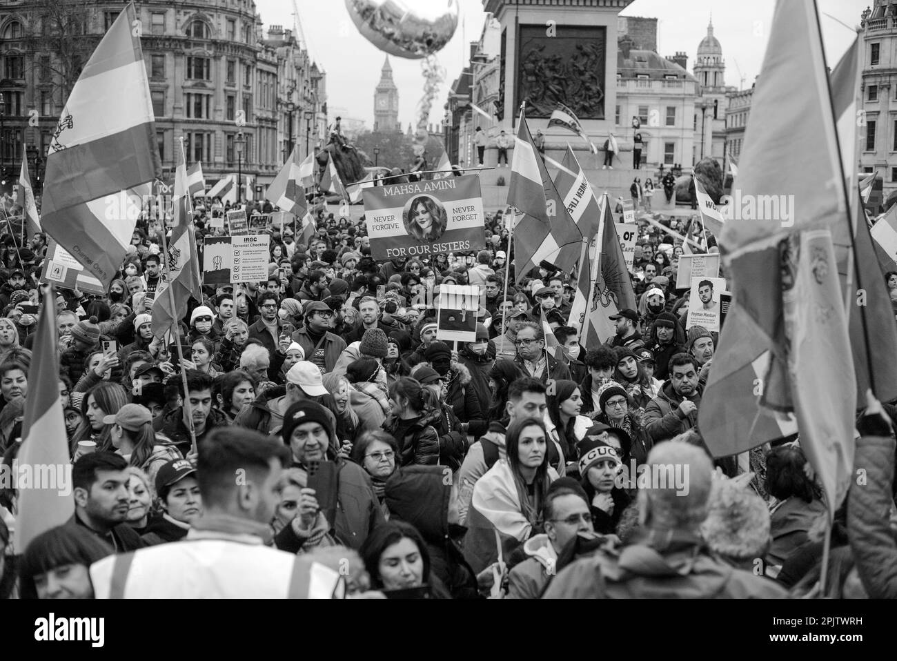 Briten und Anhänger des Irans marschierten durch das Zentrum Londons zum Tralfalgar-Platz, um gegen die herrschende Islamische Republik im Iran und das Verhalten des IRGC zu protestieren. Am 16. September 2022 starb die 22-jährige iranische Frau Mahsa Amini, auch bekannt als Jina Amini, an Verletzungen, die sie in Gewahrsam der religiösen Moralpolizei der iranischen Regierung erhalten hatte. Der Tod von Amini führte zu einer Reihe von Protesten im ganzen Iran gegen die herrschende Islamische republik. Stockfoto