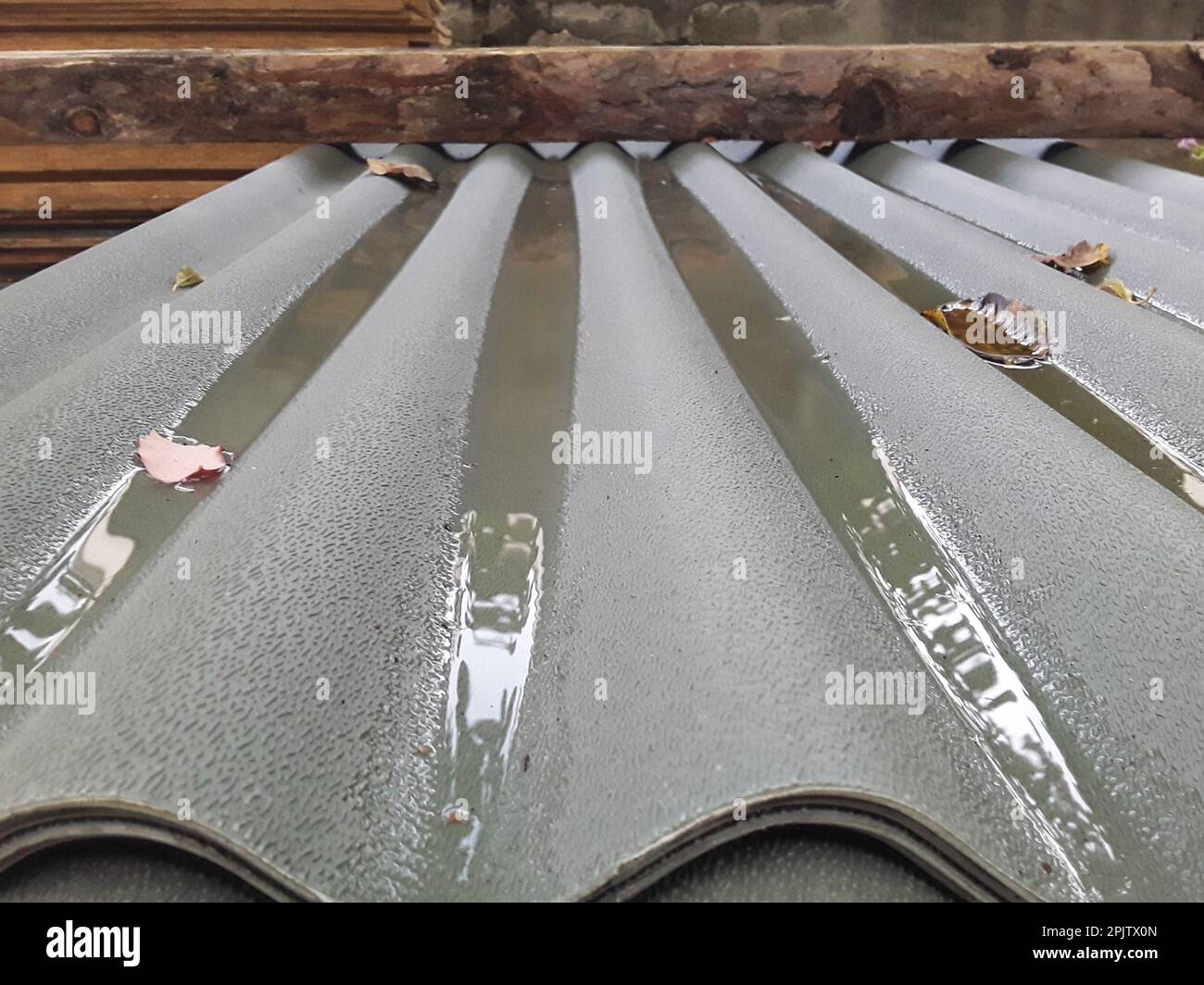 Regenwasser und trockene Blätter sammelten sich auf dem Dach an. Stockfoto
