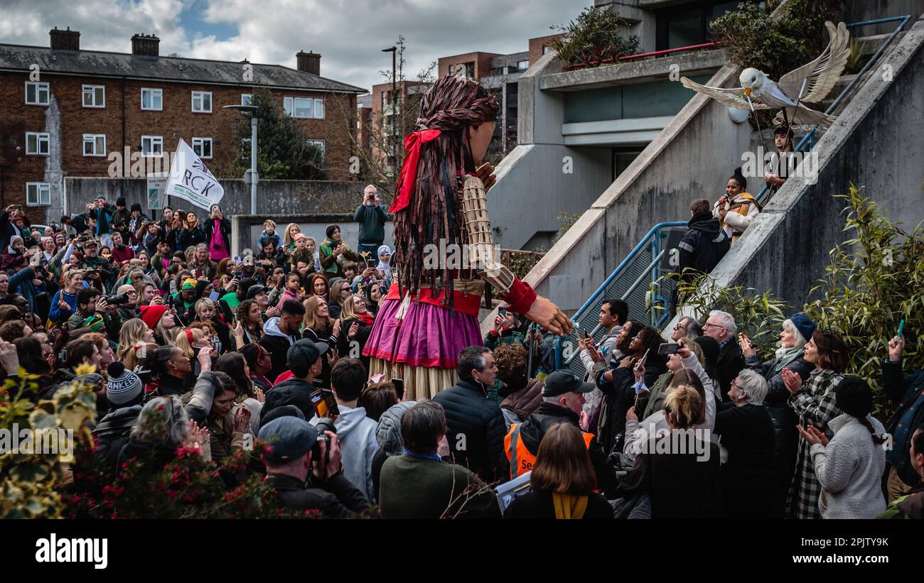 Little Amal Walks im Alexandra & Ainsworth Estate in Nord-London am Palm Sunday. Stockfoto