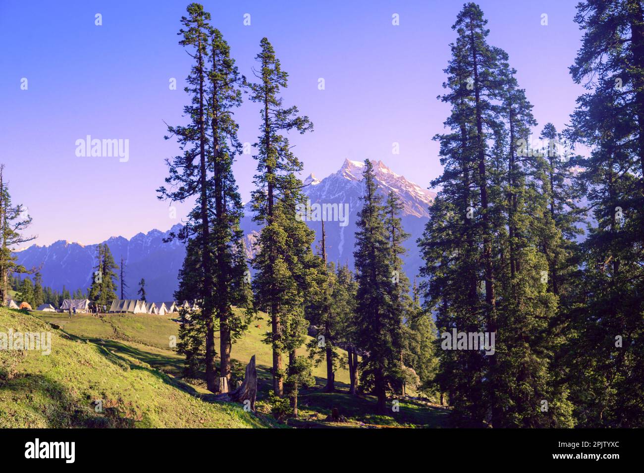 Berglandschaft im himalaya. Blick von oben auf den Campingplatz im Himalaya, Kasol, Parvati-Tal, Himachal Pradesh, Nordindien. Stockfoto