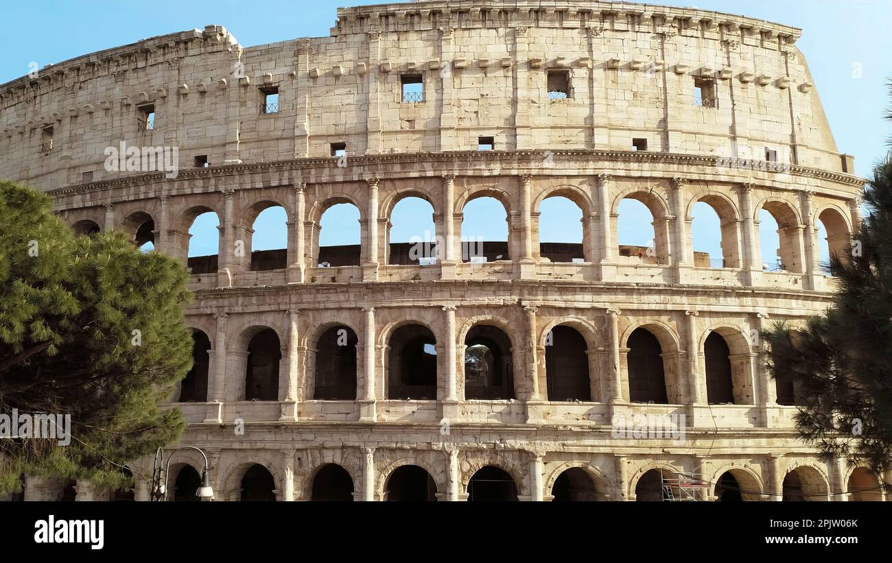 Das Kolosseum ist ein ovales Amphitheater im Zentrum von Rom, Italien. Stockfoto