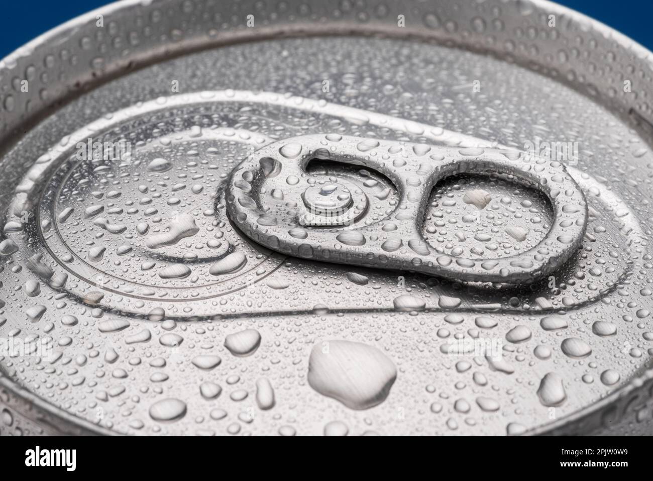 Oberseite eines kühlen silbernen Getränks oder einer Getränkedose und Stay-on-Hahn-Öffnungsmechanismus, bedeckt mit Kondensationsnaht. Stockfoto