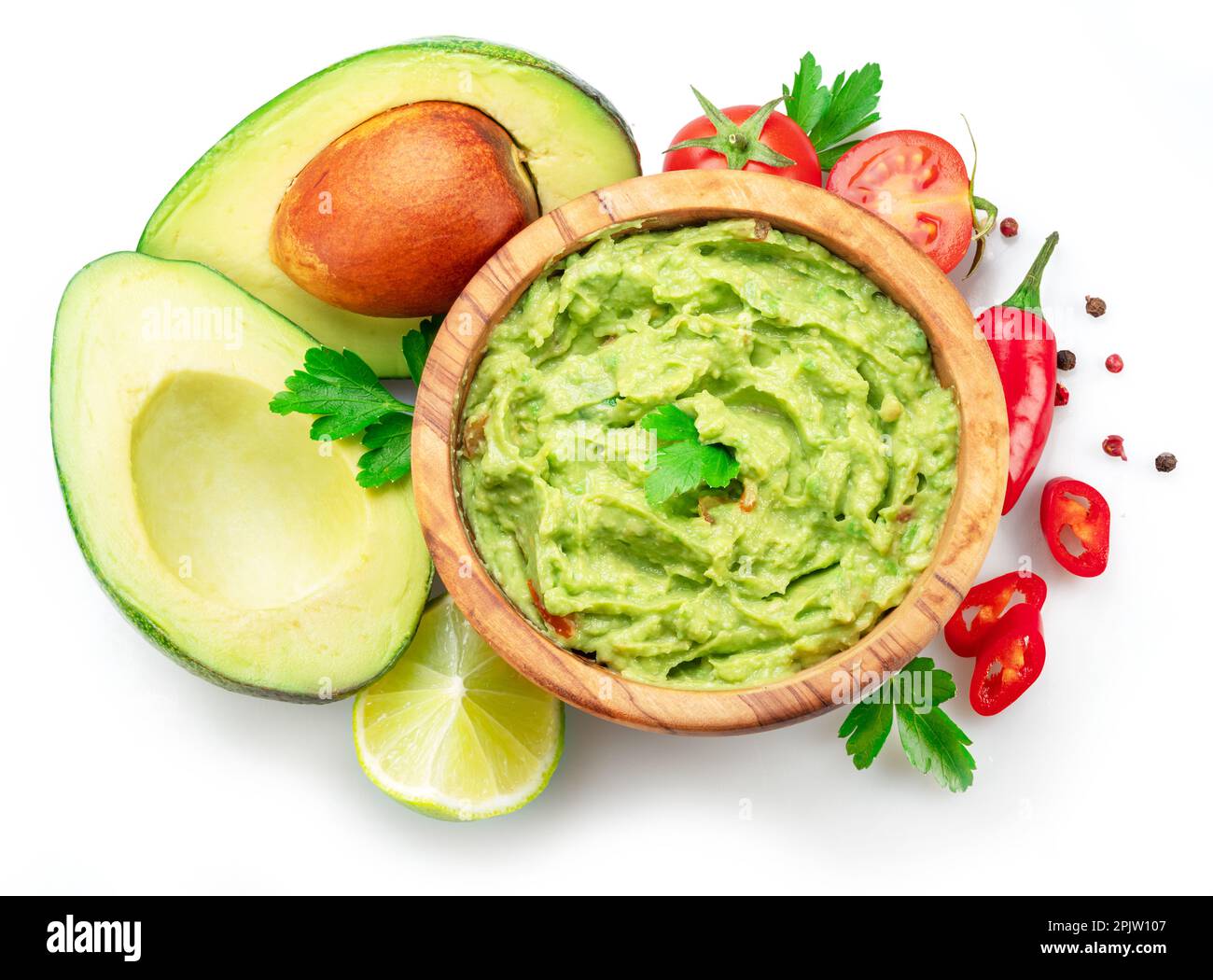 Guacamole-Schüssel und Guacamole-Zutaten isoliert auf weißem Hintergrund. Flach verlegt. Stockfoto
