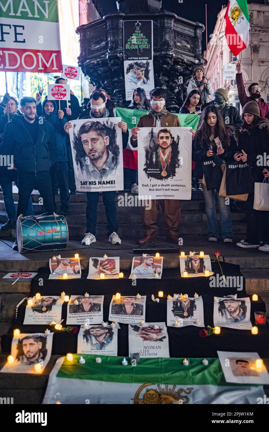 Im Piccadilly Circus versammelten sich britische Iraner und Anhänger, um Mohammad-Mehdi Karami und Mohammad Hosseini zu gedenken, die von der iranischen Regierung wegen Protests hingerichtet wurden. Der 40. Tag nach dem Tod ist eine traditionelle Gedenkzeremonie und ein Ritual zum Gedenken an die Verstorbenen, deren Geist schließlich in den Himmel gelangt. Am 16. September 2022 starb die 22-jährige iranische Frau Mahsa Amini, auch bekannt als Jina Amini, an Verletzungen, die sie in Gewahrsam der religiösen Moralpolizei der iranischen Regierung erhalten hatte. Der Tod von Amini führte zu einer Reihe von Protesten im ganzen Iran gegen den herrschenden Islam Stockfoto