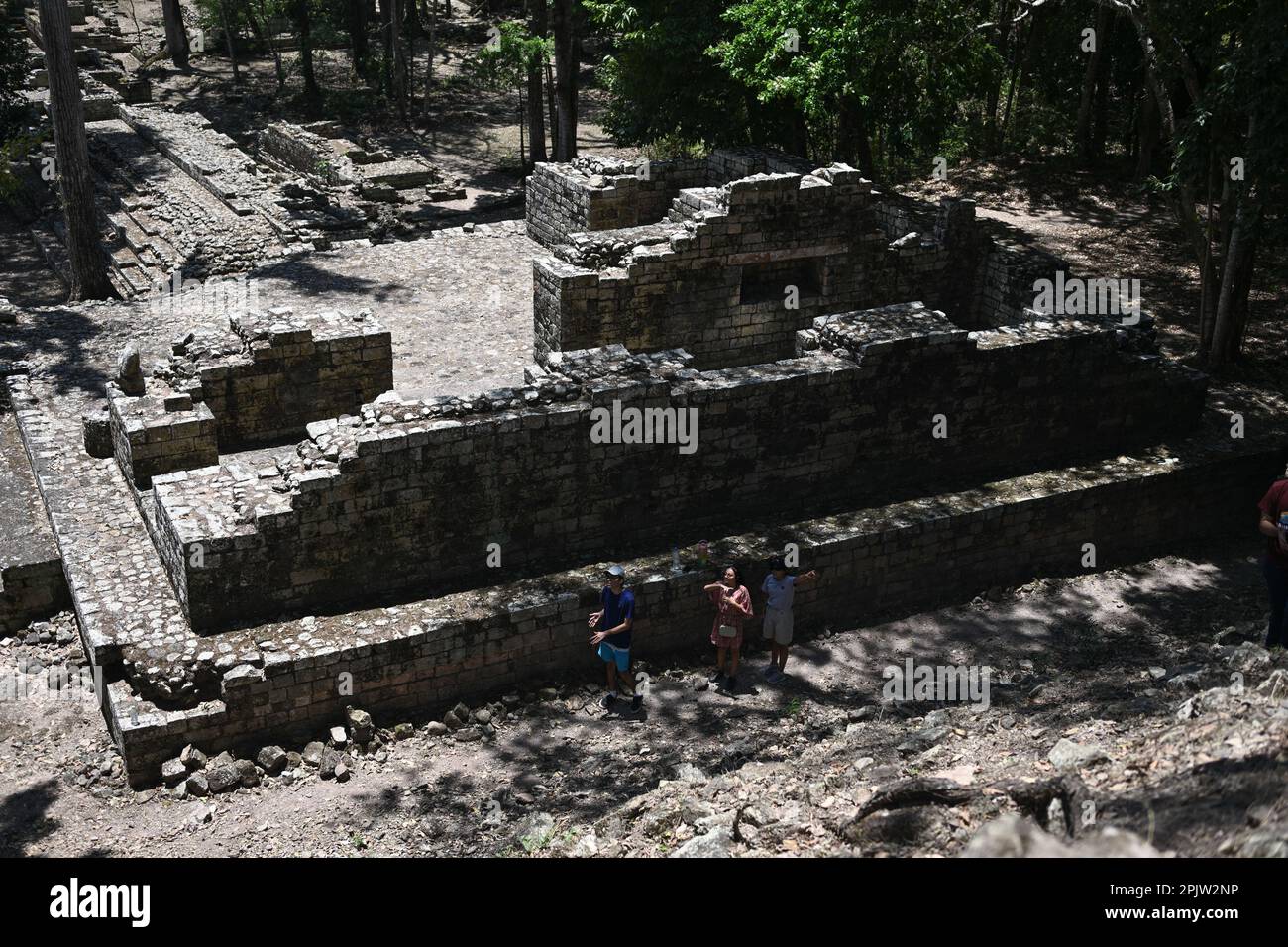 Tegucigalpa. 1. April 2023. Touristen besuchen die Maya-Stätte Copan in Honduras, 1. April 2023. Die Stadt Copan mit ihren Tempeln, Plätzen, Terrassen und anderen Merkmalen ist eine ausgezeichnete Darstellung der klassischen Maya-Zivilisation. Kredit: Xin Yuewei/Xinhua/Alamy Live News Stockfoto