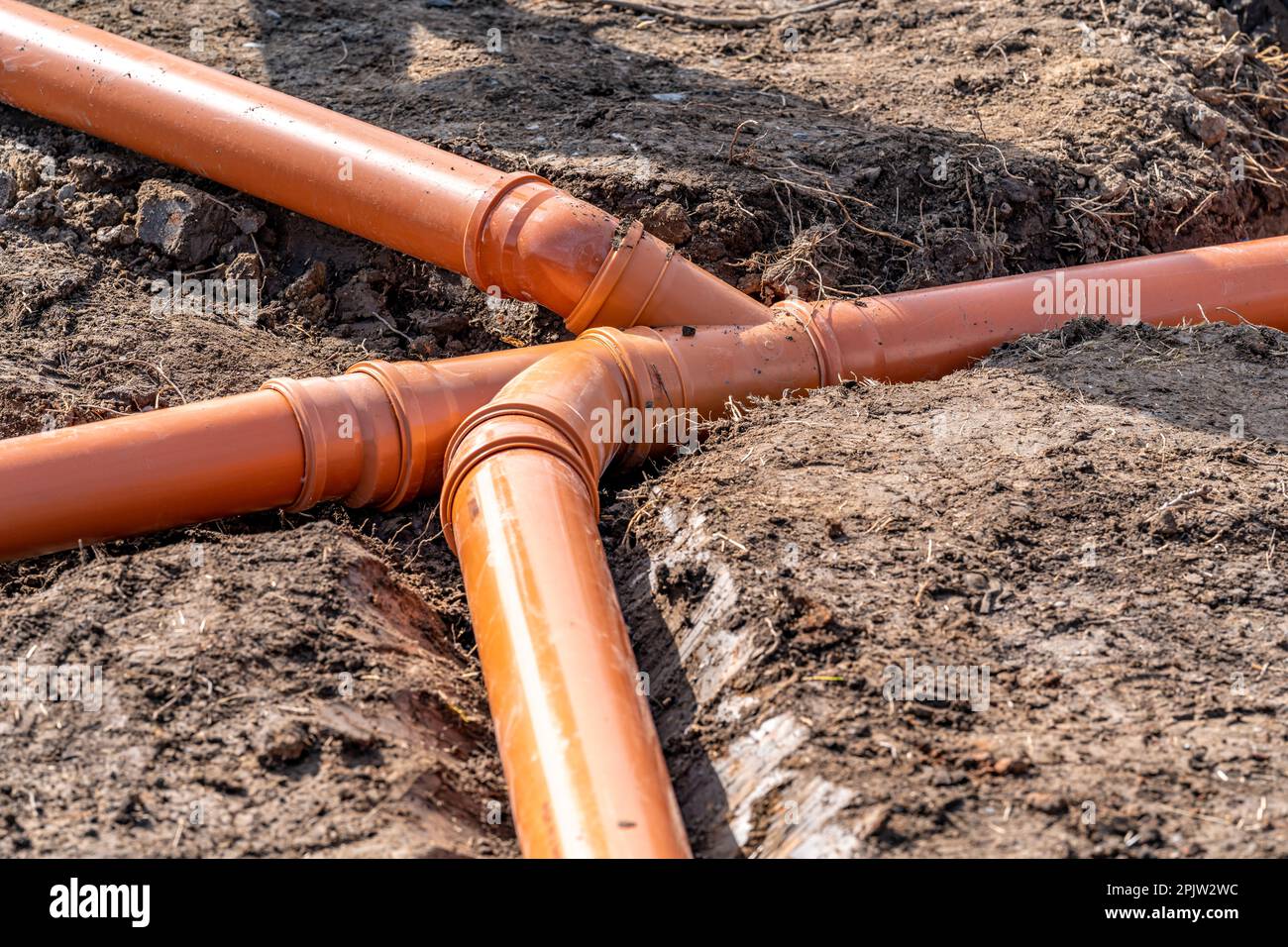 Kunststoff-PVC-Rohre für den Bau von Regen- und Abwasserentsorgung und Wasserversorgung. Bau eines neuen Hauses Stockfoto