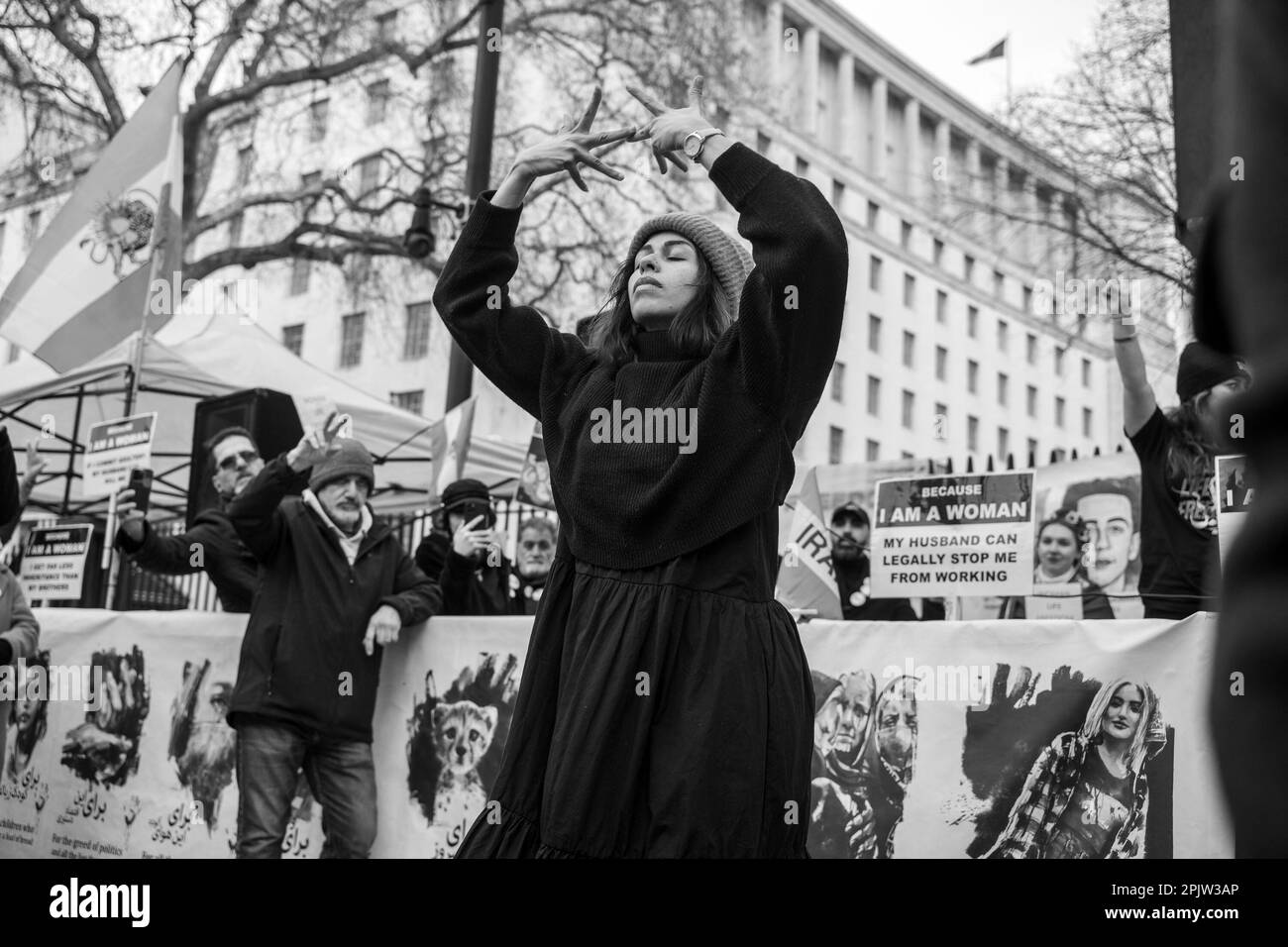 Eine Tanzvorstellung bei einem Protest gegen die Islamische republik Iran. Stockfoto