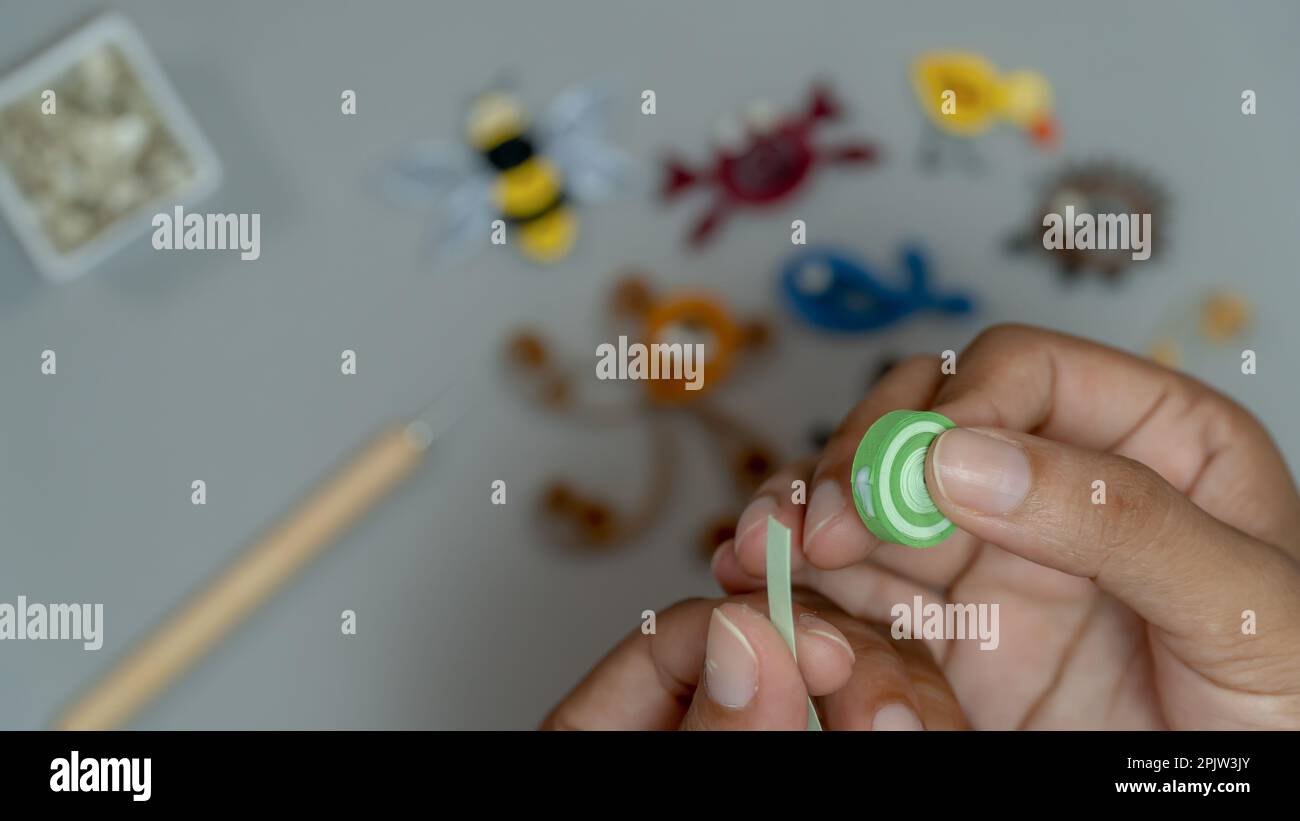 Der Prozess der Herstellung eines Kinderspielzeugs. Nahaufnahme. Papierhandwerk für Heimwerkerprojekte Stockfoto