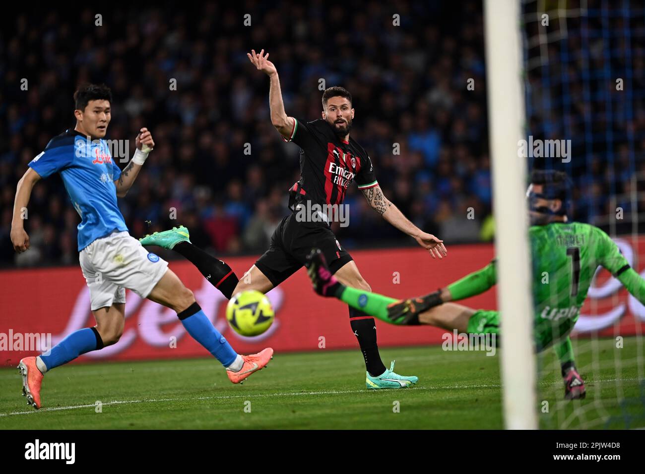 Olivier Giroud (Mailand)Alex Meret (Neapel)Kim Min-jae (Neapel) während des Spiels der italienischen „Serie A“ zwischen Neapel 0-4 Mailand im Diego Maradona Stadium am 2. April 2023 in Neapel, Italien. Kredit: Maurizio Borsari/AFLO/Alamy Live News Stockfoto
