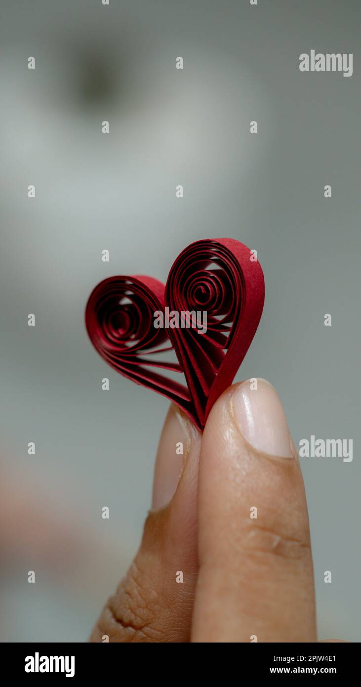 Rotes Papierherz in der Hand. Valentinstag. Liebeskonzept. Stockfoto