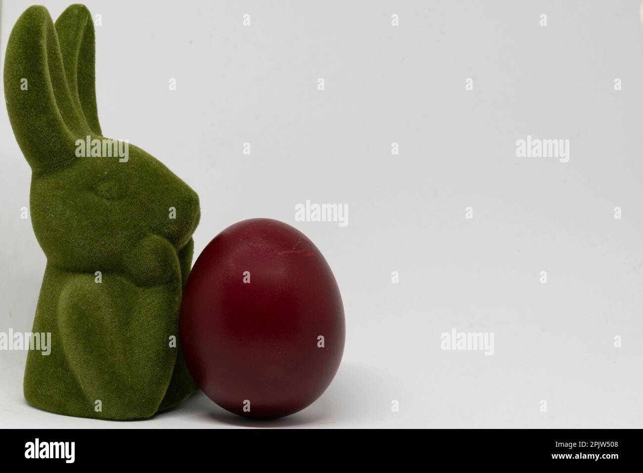 Osterhase und rotes osterei Stockfoto