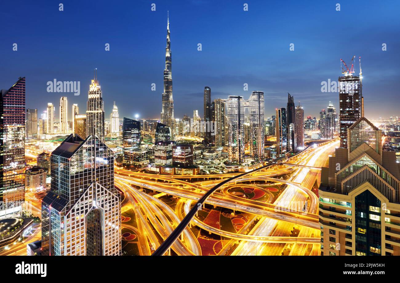 Panoramablick auf die Skyline von Dubai - aus der Vogelperspektive bei Nacht, Vereinigte Arabische Emirate Stockfoto