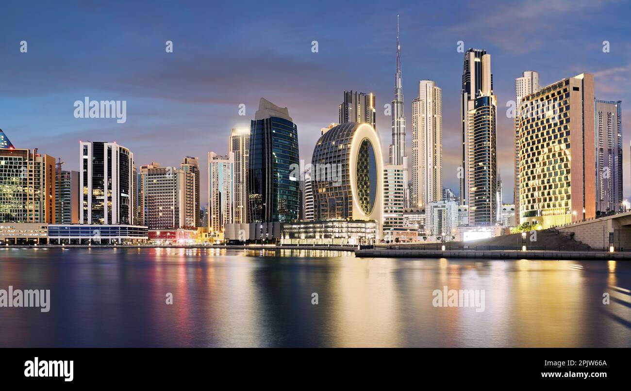 Panoramablick auf Dubai Creek und die Skyline der Nacht, Vereinigte Arabische Emirate, ultramoderne Skyline von Dubai bei Nacht Stockfoto