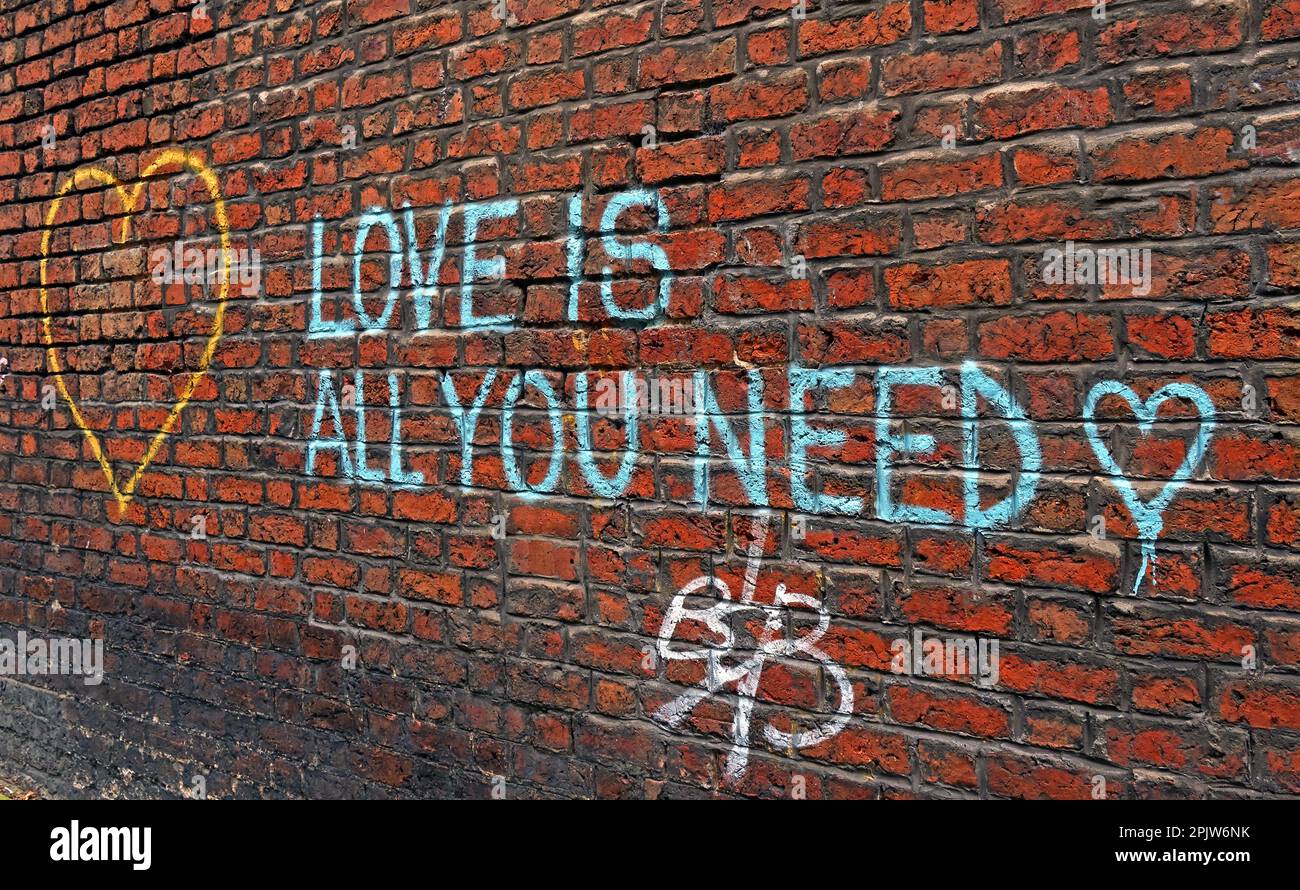 Liebe ist alles, was man braucht - Beatles Lyric Graffiti an Ziegelwänden in Liverpool Stockfoto