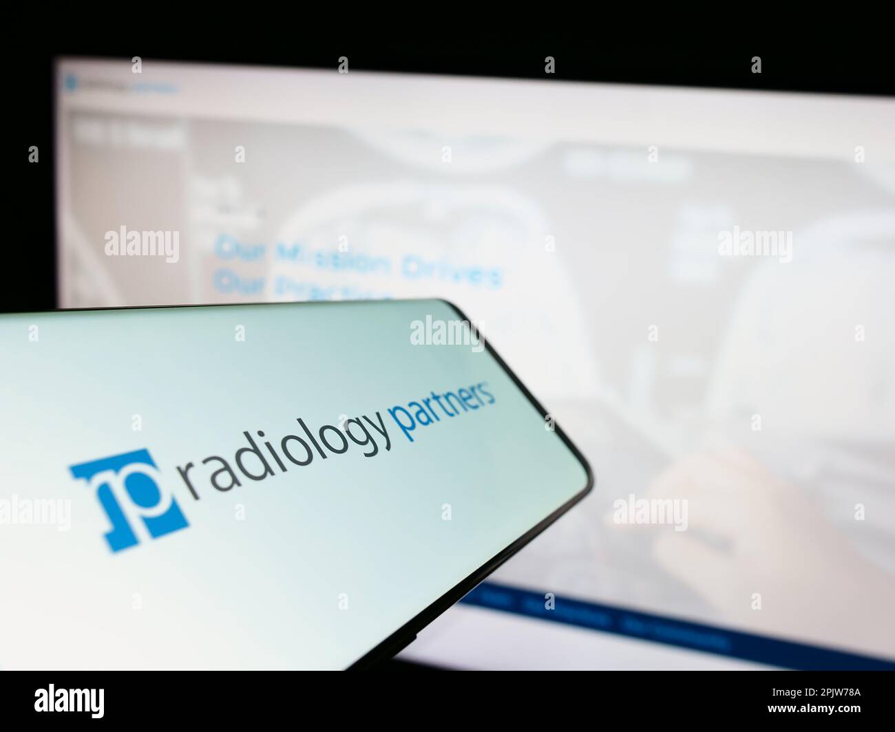 Smartphone mit Logo des amerikanischen Gesundheitsunternehmens Radiology Partners Inc. Auf dem Bildschirm vor der Website. Fokus auf die Mitte rechts des Telefondisplays. Stockfoto