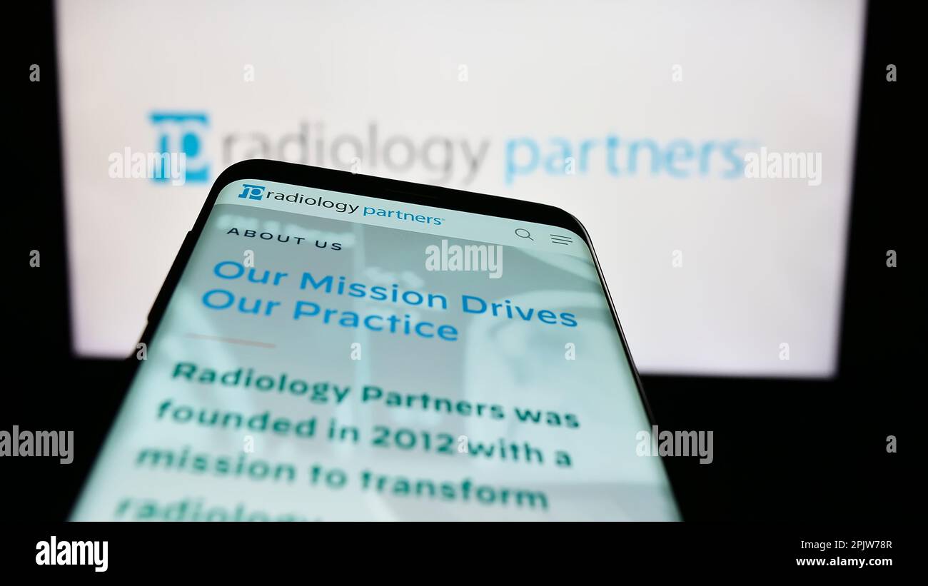 Mobiltelefon mit Website des US-Gesundheitsunternehmens Radiology Partners Inc. Auf dem Bildschirm vor dem Firmenlogo. Fokus auf oberer linker Seite des Telefondisplays. Stockfoto
