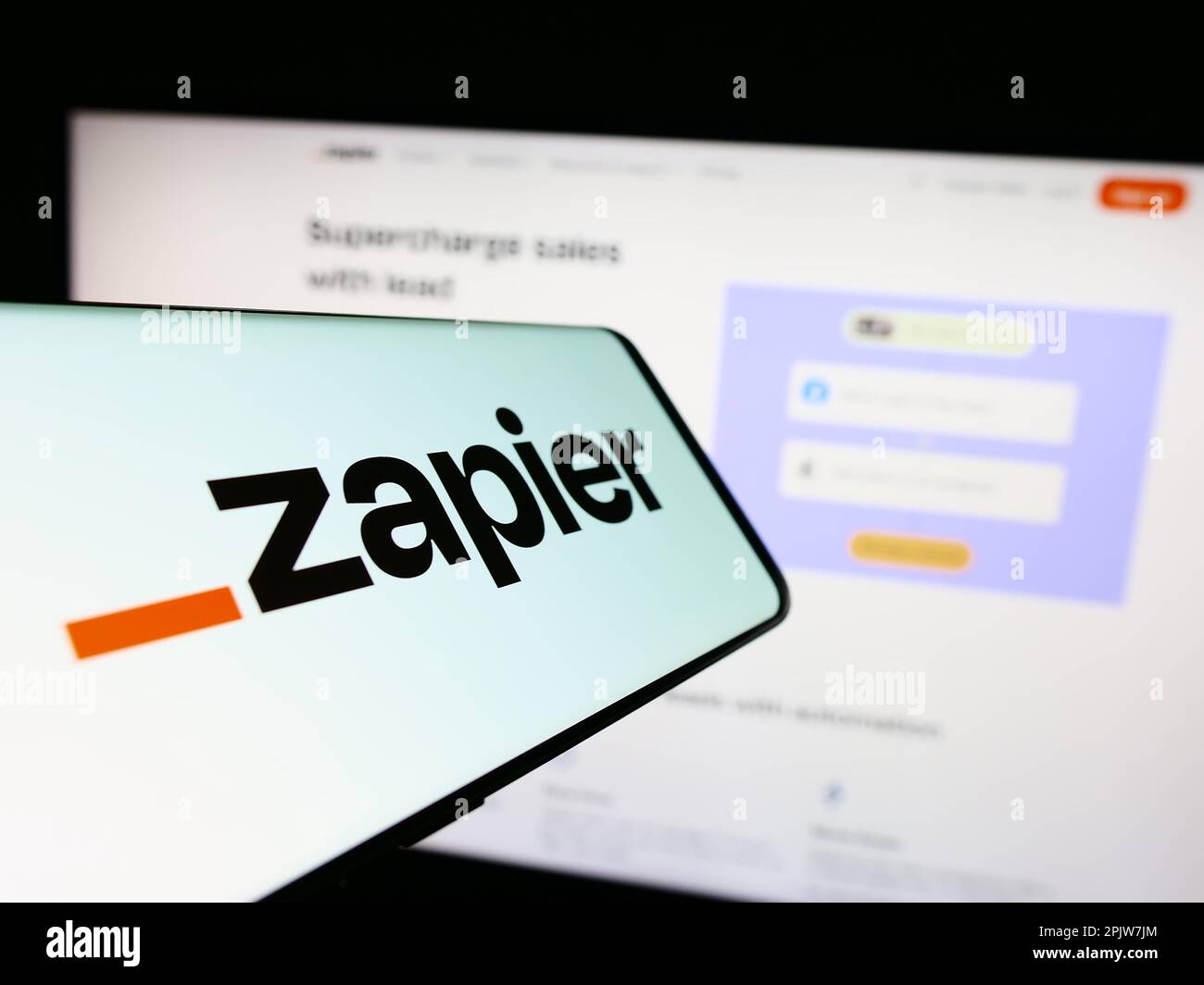 Smartphone mit Logo des amerikanischen Automationssoftwareunternehmens Zapier Inc. Auf dem Bildschirm vor der Business-Website. Konzentrieren Sie sich auf die Mitte des Telefondisplays. Stockfoto