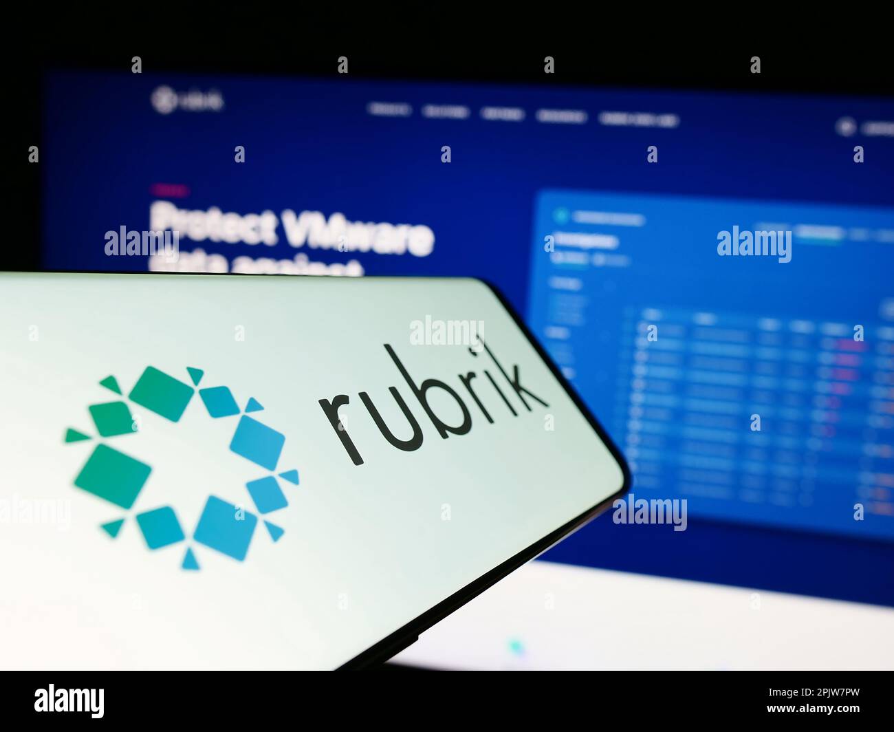 Mobiltelefon mit Logo des amerikanischen Datenschutzunternehmens Rubrik Inc. Auf dem Bildschirm vor der Website. Fokus auf die Mitte links des Telefondisplays. Stockfoto