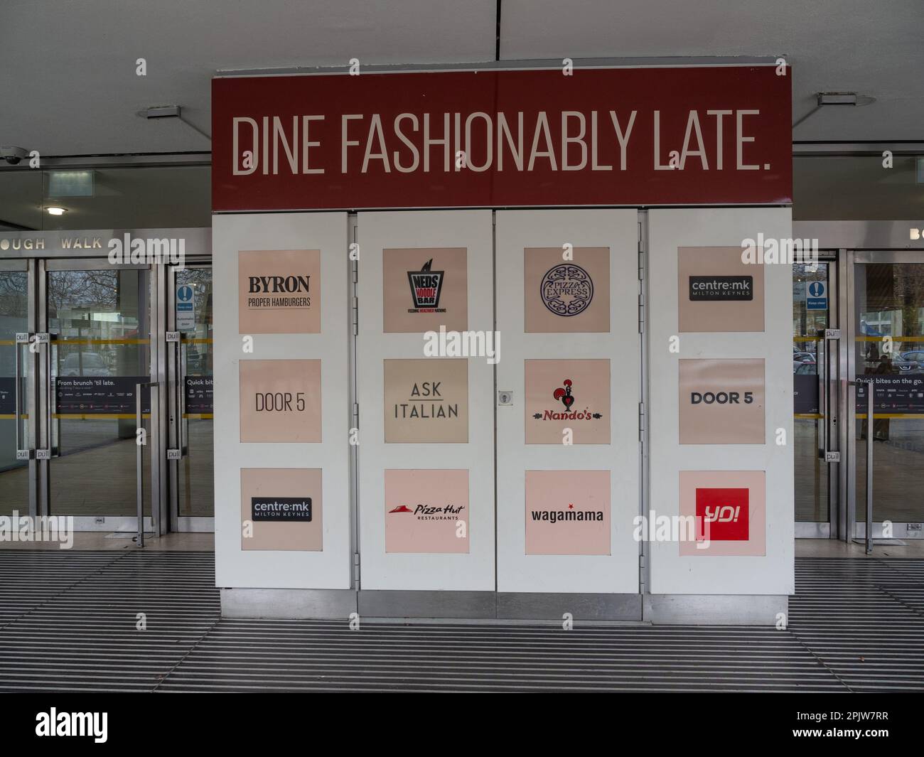 Dinner Modern Late Sign, mit Liste der Restaurants, Centre; MK Shopping Centre, Milton Keynes, Großbritannien Stockfoto