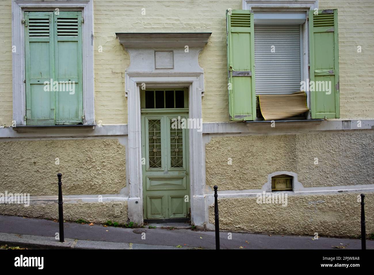 Paris, Frankreich, Okt. 2022, Blick auf ein altes Haus in der Laurence Savart Straße im Stadtteil Ménilmontant Stockfoto