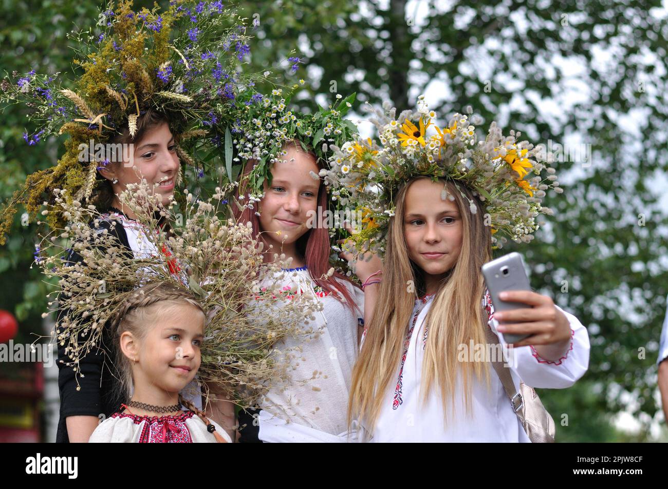 Cherkasy, Ukraine - 6. Juli 2017. Ukrainische Kinder in bestickten Hemden machen Selfie beim traditionellen slawischen Feiertag von Ivan Kupala Stockfoto