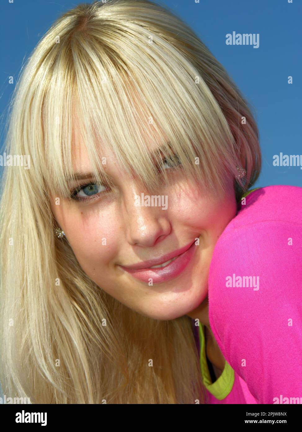 Porträt einer jungen attraktiven Frau am sonnigen Tag Stockfoto