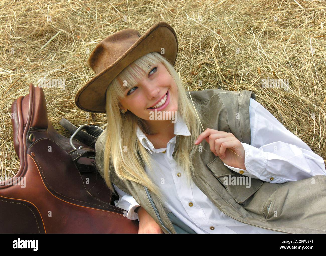 Porträt eines jungen attraktiven Cowgirls auf der Ranch am Sommertag Stockfoto