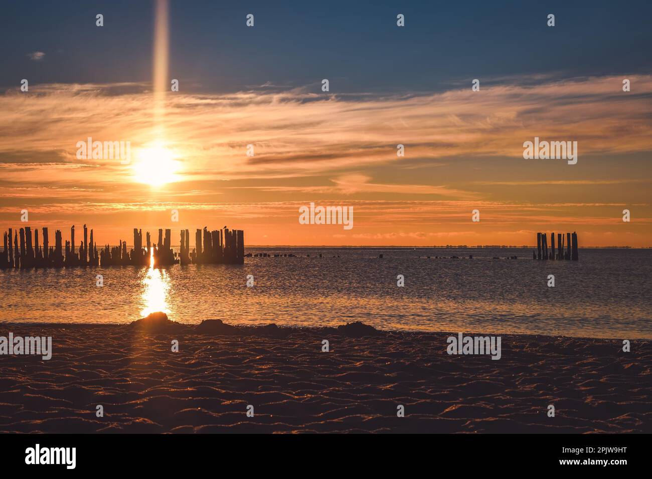 Wunderschöne farbenfrohe Küstenlandschaft am Morgen. Foto in der Nähe der Ruinen der Torpedo-Station in Babie Doly in Gdynia, Polen. Stockfoto