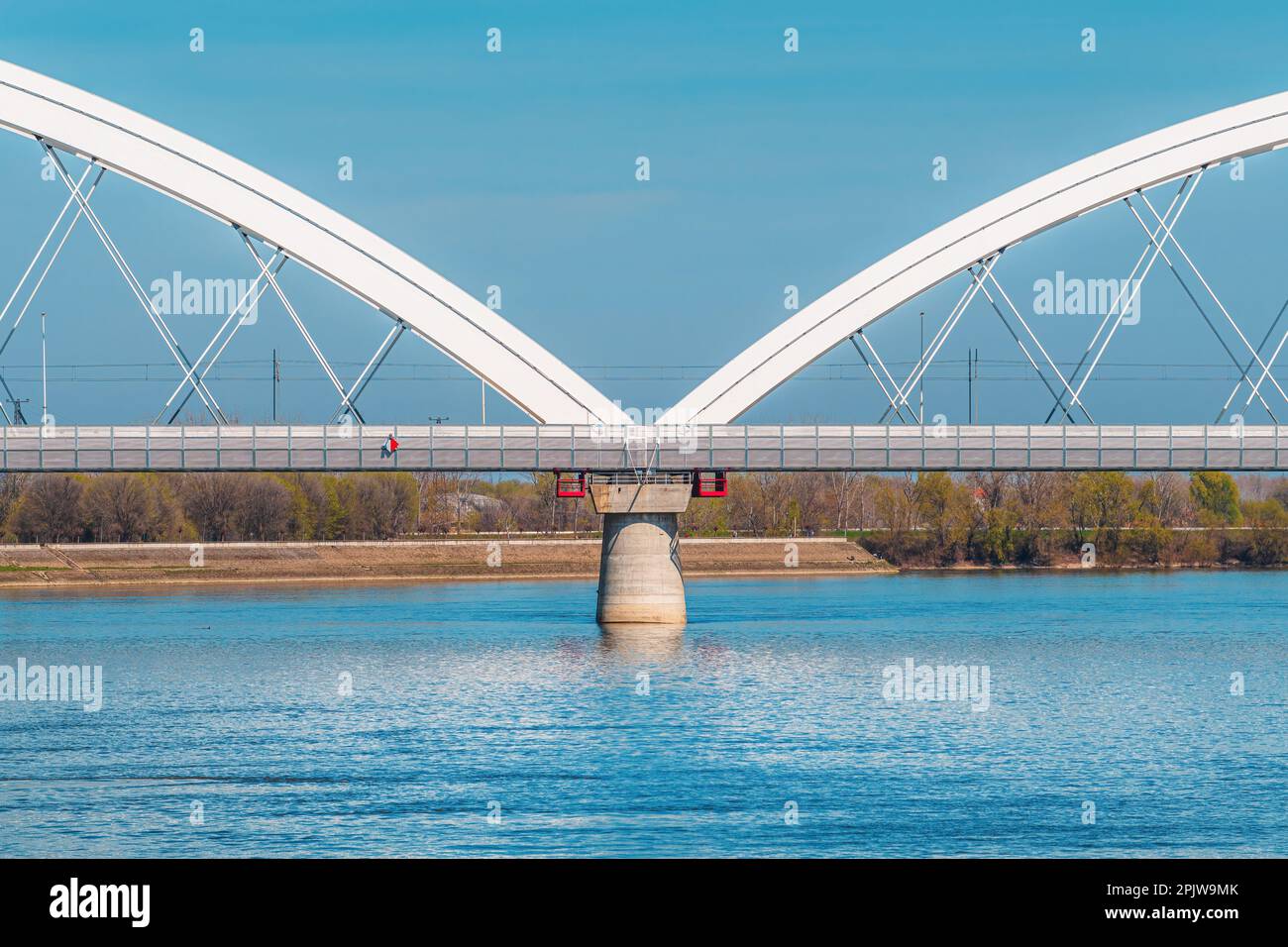 Zezelj-Brücke, eine Brückenbrücke an der Donau in Novi Sad, Vojvodina, Serbien. Diese Struktur wurde 2018 eröffnet. Stockfoto