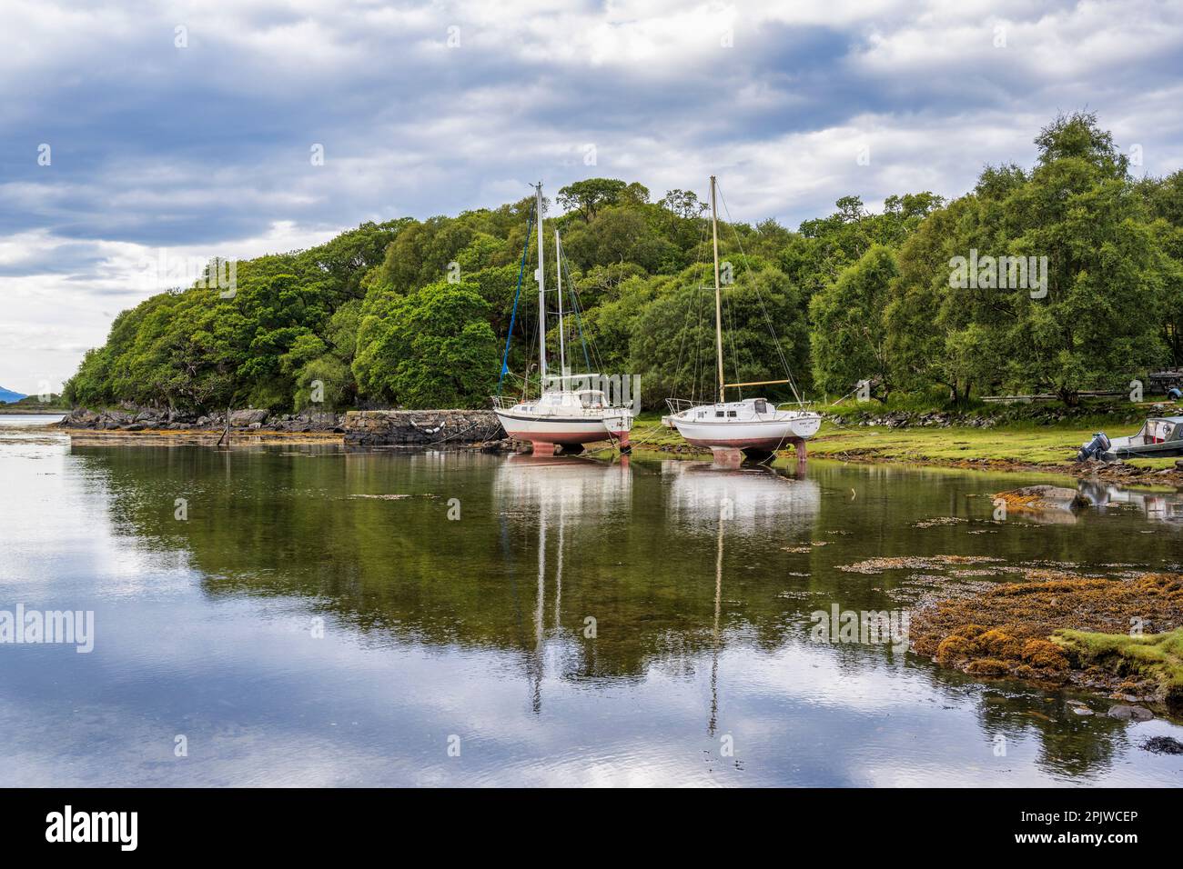 Zwei Yachten sind am Stone Pier in Samalaman Bay in Glenuig auf der Ardnamurchan-Halbinsel in Lochaber, Schottland, gefesselt Stockfoto