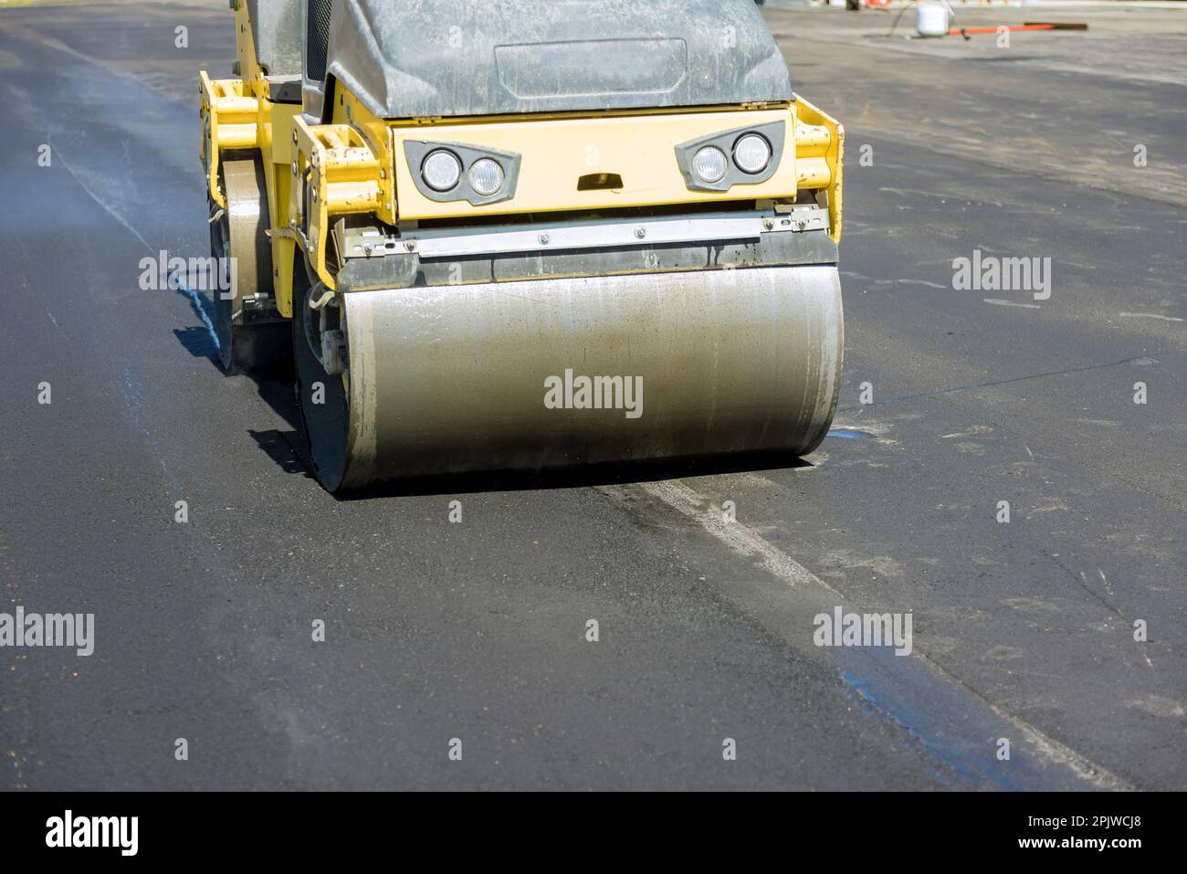 Asphaltfertiger Maschine bei Straßenreparaturen Erneuerung von Straßen, Bauarbeiten Stockfoto