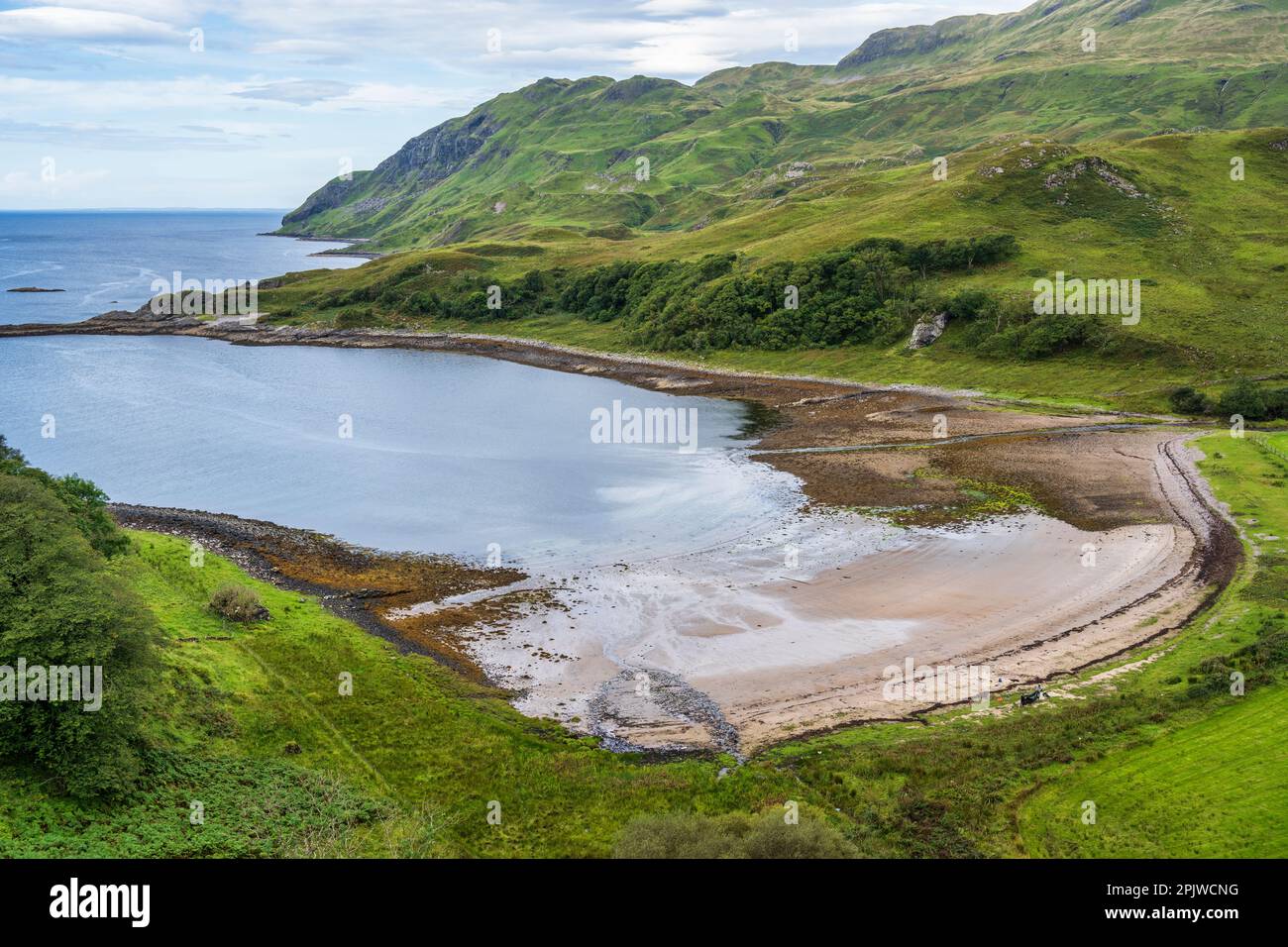 Blick auf die sandige Bucht von Camas nan Geall (Bucht der Anwärter) auf der Ardnamurchan-Halbinsel in Lochaber, an der Westküste Schottlands Stockfoto