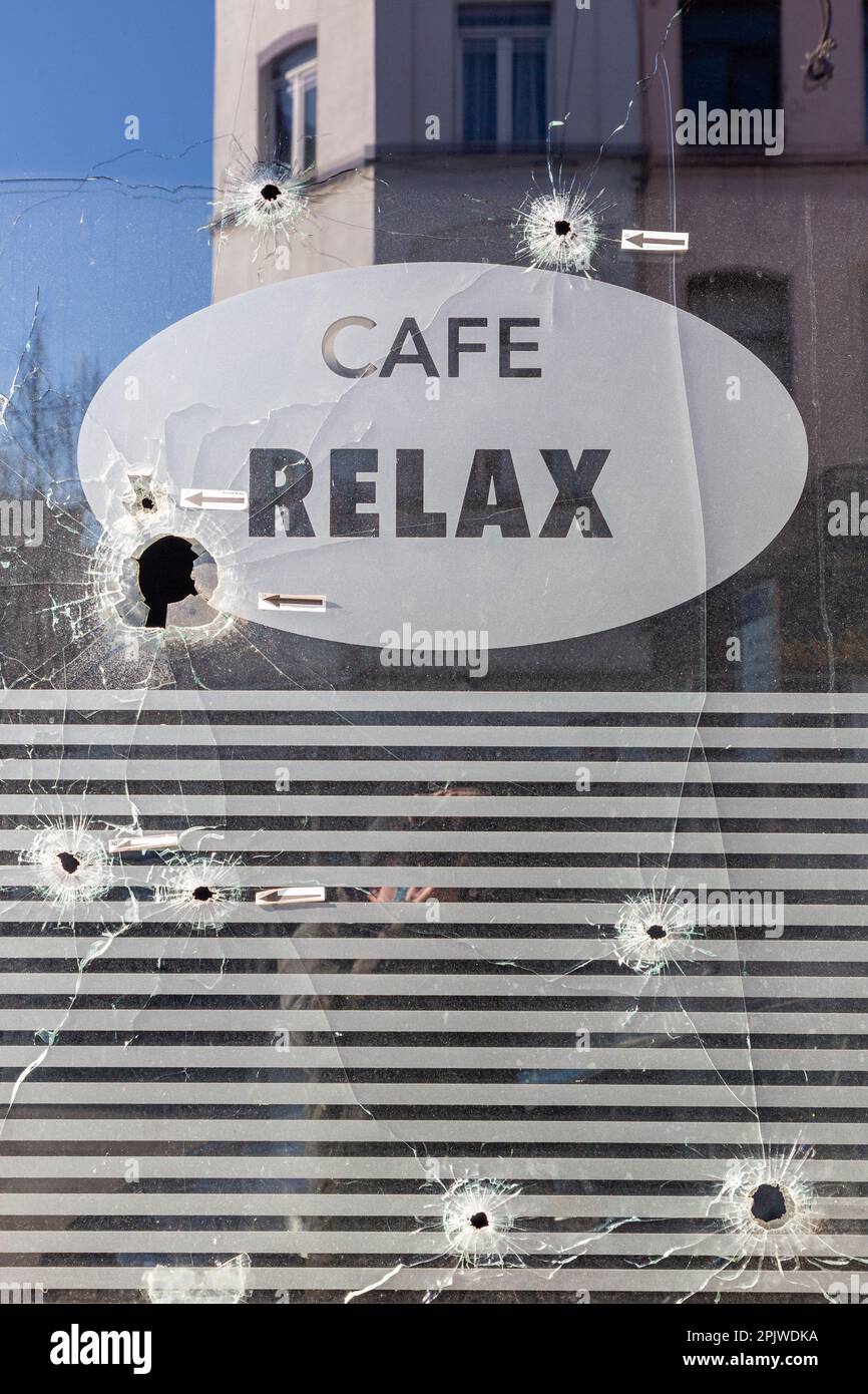 Einschusslöcher in einem Fenster des „Relax“-Cafés in Brüssel. Stockfoto