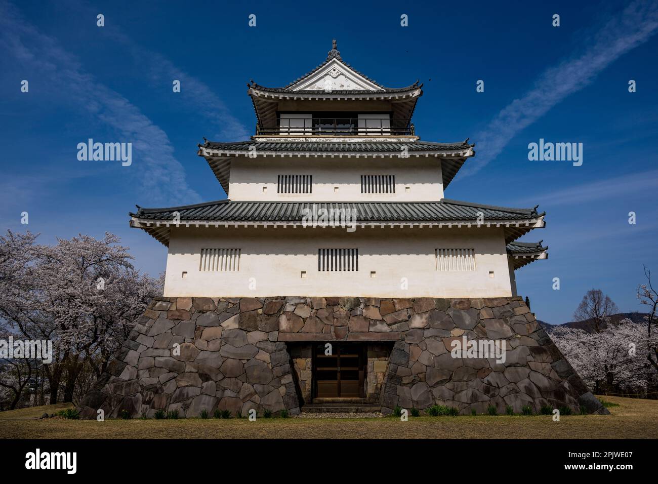 Die wunderschöne Frühlingslandschaft rund um Nagaoka Castle, Niigata, Japan Stockfoto