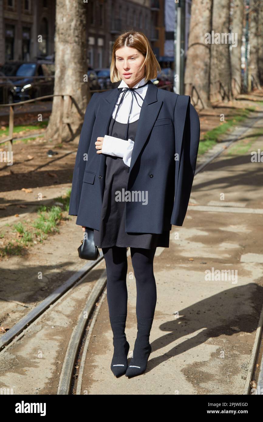 MAILAND, ITALIEN - 25. FEBRUAR 2023: Frau mit schwarzen, spitzen Balenciaga-Schuhen vor der Modenschau Dolce und Gabbana, Mailand Fashion Week Street Style Stockfoto