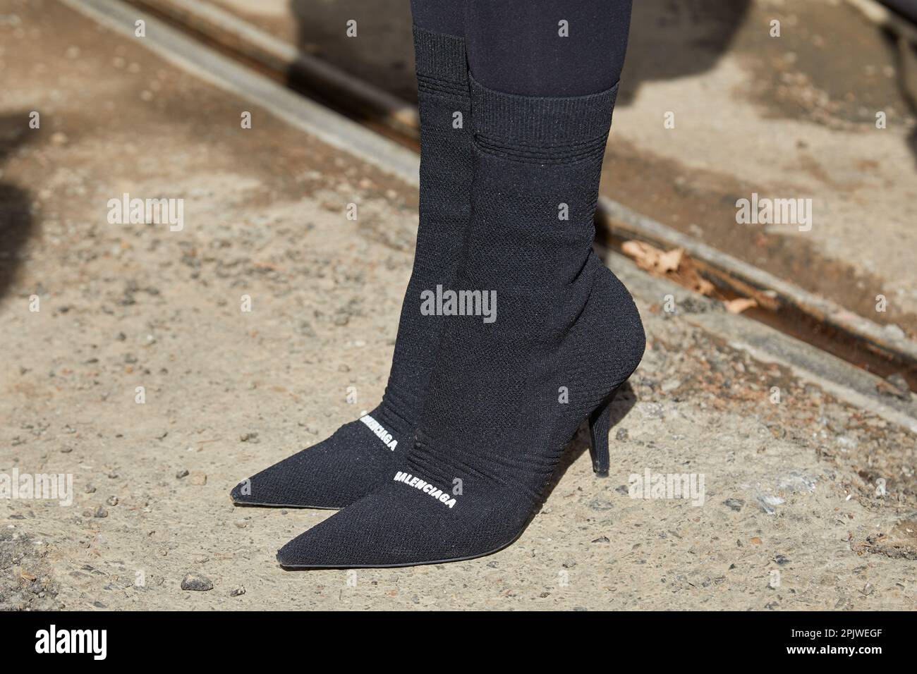 MAILAND, ITALIEN - 25. FEBRUAR 2023: Frau mit schwarzen, spitz zulaufenden Balenciaga-Schuhen vor der Modenschau Dolce und Gabbana, Mailand Fashion Week Street Style Stockfoto