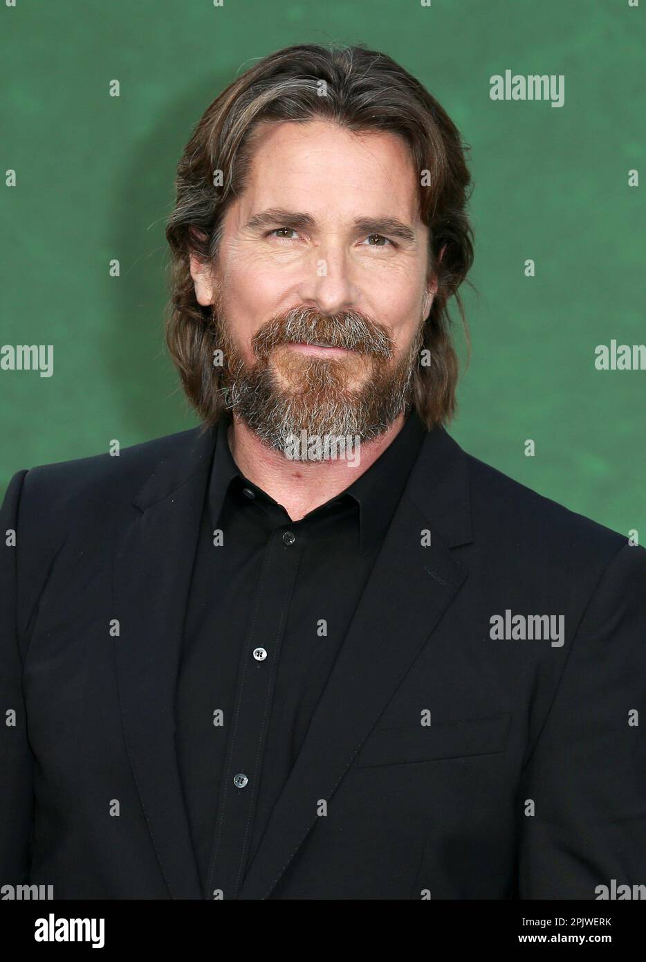 Christian Bale besucht die Europapremiere „Amsterdam“ am Odeon Luxe Leicester Square in London. Stockfoto