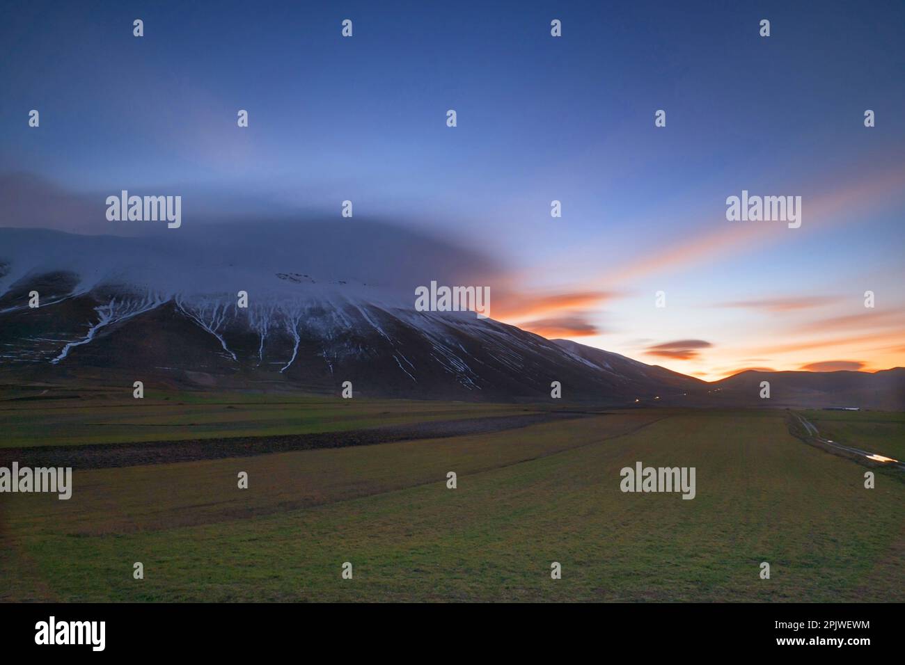 Nationalpark Monti Sibillini, Sonnenaufgang in Castelluccio di Norcia, Umbrien, Italien, Europa Stockfoto