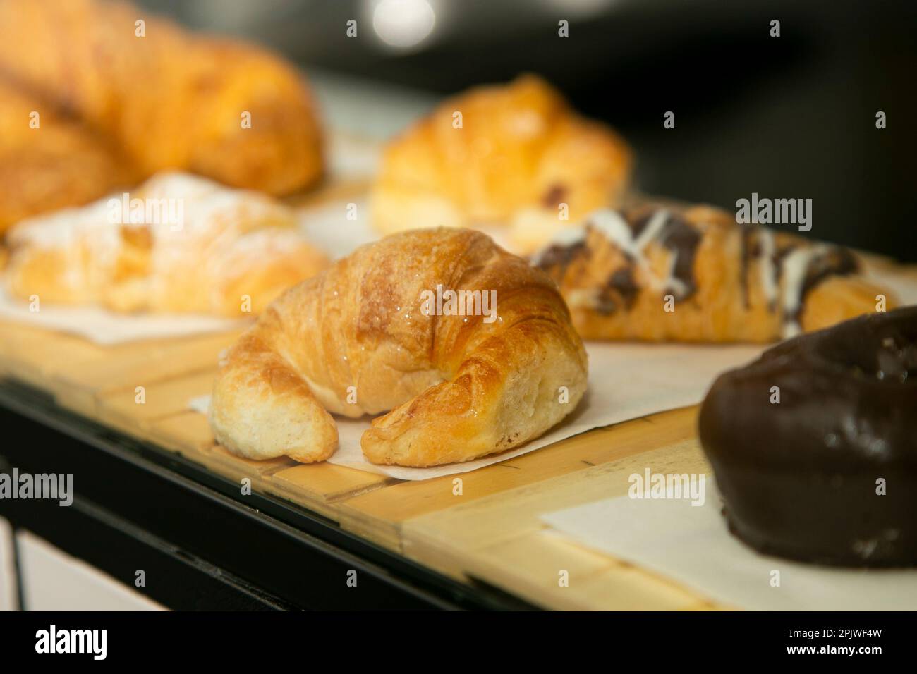 Eine Auswahl an Gebäck wird in einer Bäckerei ausgestellt. Stockfoto