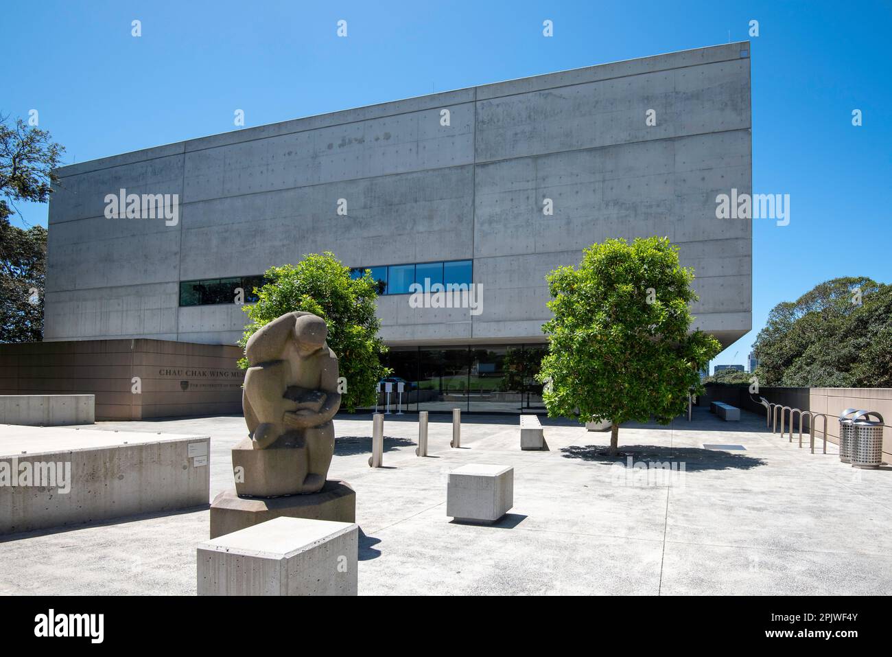 Die 1953 erworbene Tom Bass-Skulptur „The Student“ befindet sich an der Vorderseite des Chau Chak Wing an der University of Sydney in Sydney, Australien Stockfoto