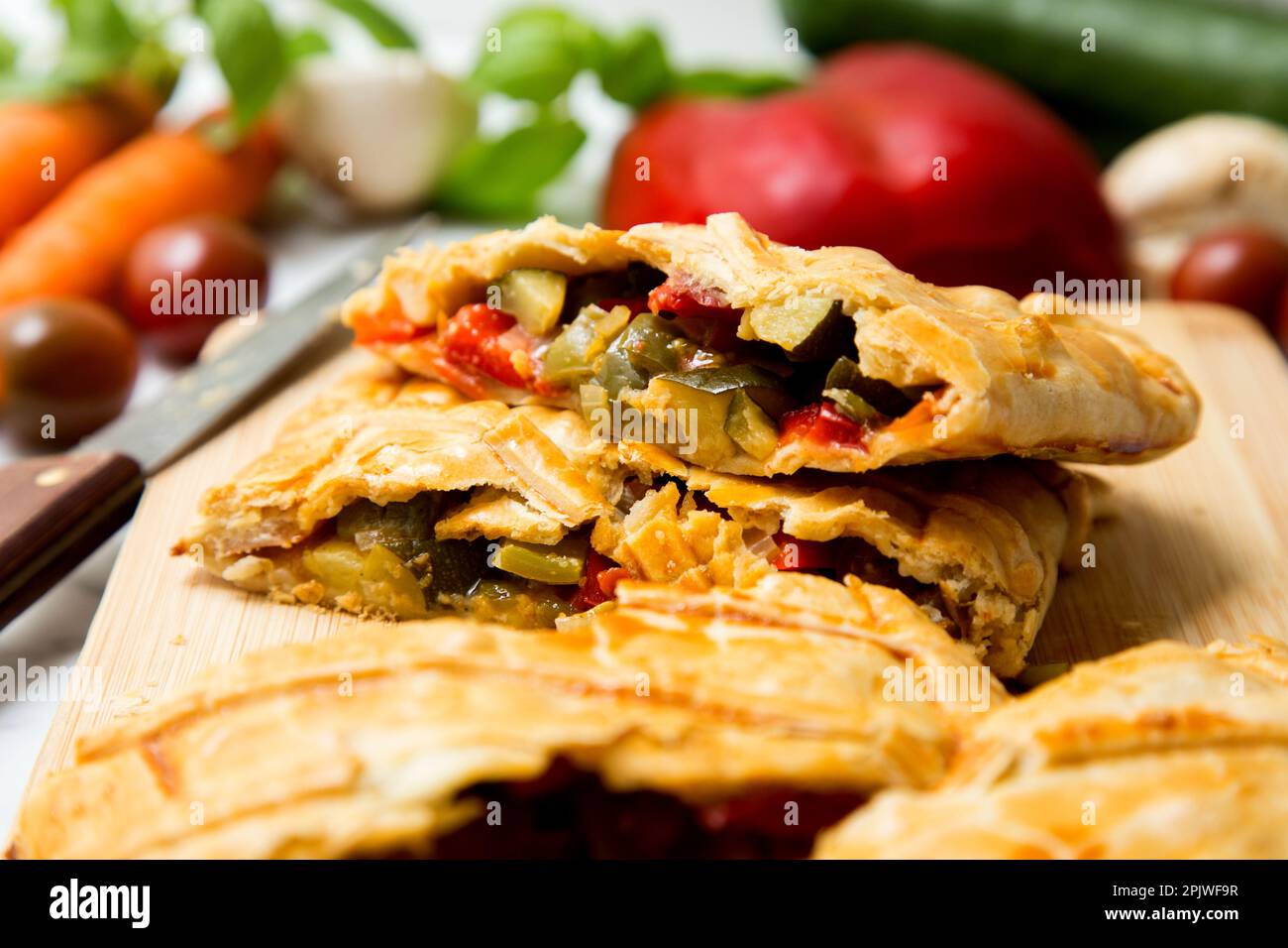 Galicische Empanada gefüllt mit Gemüse. Typisches Rezept aus Nordspanien. Stockfoto